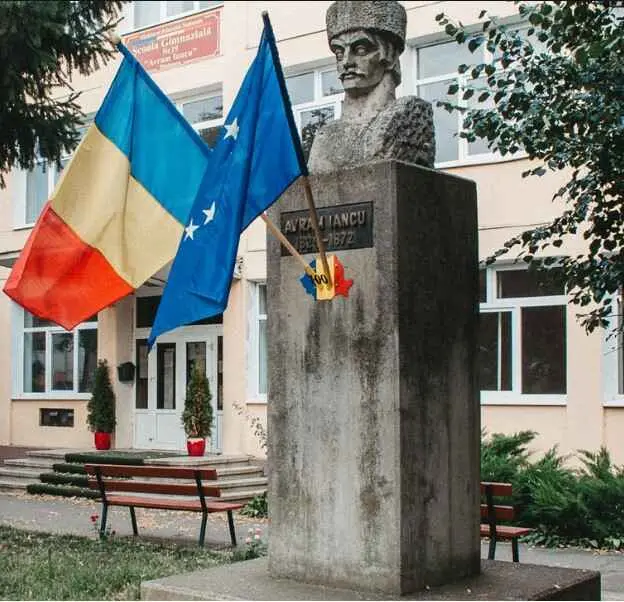 Dumitru PĂLĂLĂU, sculptor Dumitru PĂLĂLĂU, sculptor