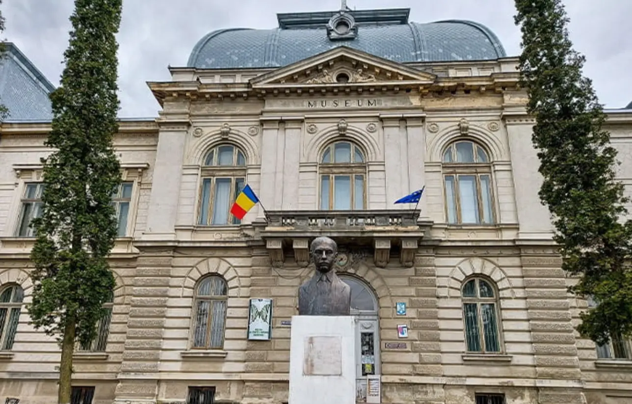 Muzeul de Științele Naturii - fosta prefectură Dorohoi, Botoșani Muzeul de Științele Naturii - fosta prefectură Dorohoi, Botoșani