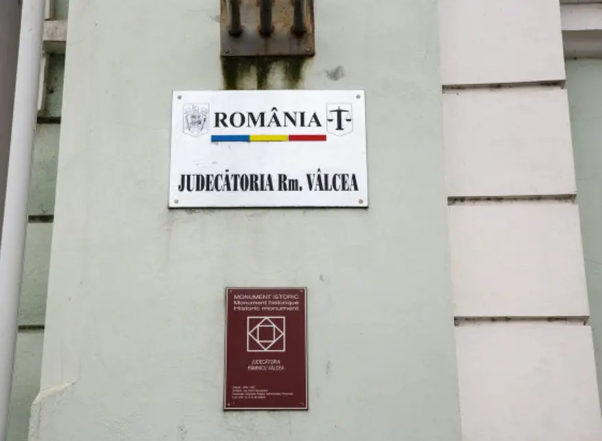 Judecătoria din Râmnicu Vâlcea, scuarul Revoluției