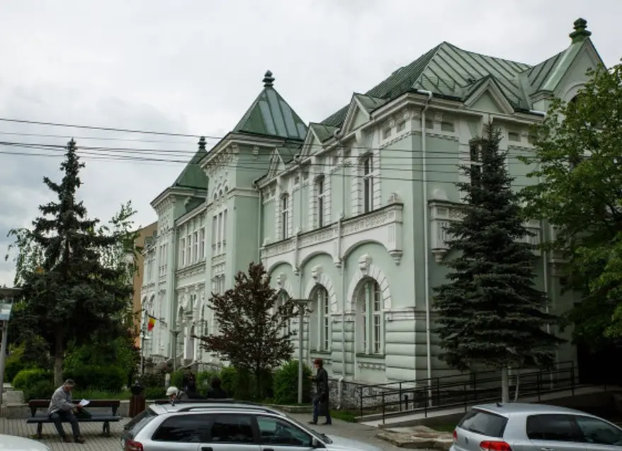 Judecătoria din Râmnicu Vâlcea, scuarul Revoluției