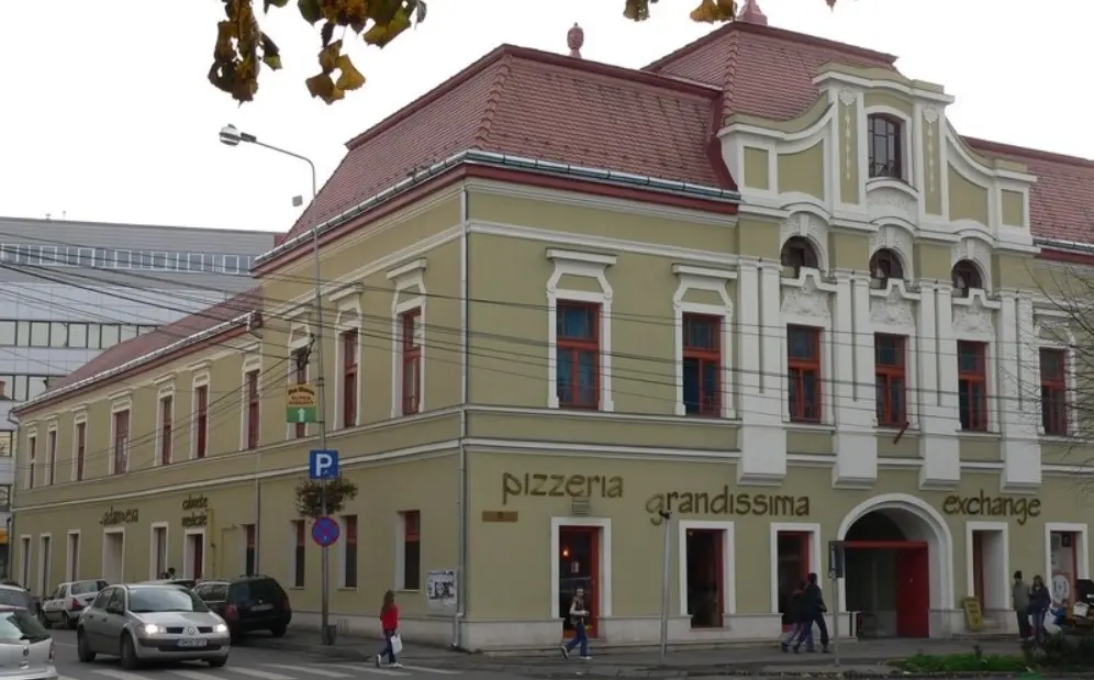 Casa Breslei Cizmarilor este situată în Satu Mare, piața Libertății, nr. 18, județul Satu Mare. Construită în anul 1830, Casa Breslei Cizmarilor din Satu Mare este clădire monument istoric. Casa Breslei Cizmarilor din Satu Mare își are originile la începutul secolului al XIX-lea, când breasla cizmarilor a decis construirea unui sediu propriu. Lucrările au început în 1830 și au durat 18 ani, reprezentând prima etapă a clădirii. Transformări majore au avut loc la începutul secolului XX, când imobilul a căpătat forma și fațada actuală. Amplasată în centrul orașului, clădirea a fost mult timp un punct vital al vieții economice și sociale. La parter funcționau magazine de desfacere a produselor meșteșugărești, iar la etaj, sala de bal găzduia evenimente culturale și sociale, inclusiv unele dintre primele reprezentații teatrale ale orașului. Astăzi, Casa Breslei Cizmarilor este un monument de patrimoniu care evocă rolul breslelor în dezvoltarea economică și culturală a Sătmarului. Clădirea rămâne o mărturie arhitecturală a tradițiilor meșteșugărești și a identității comunității locale.