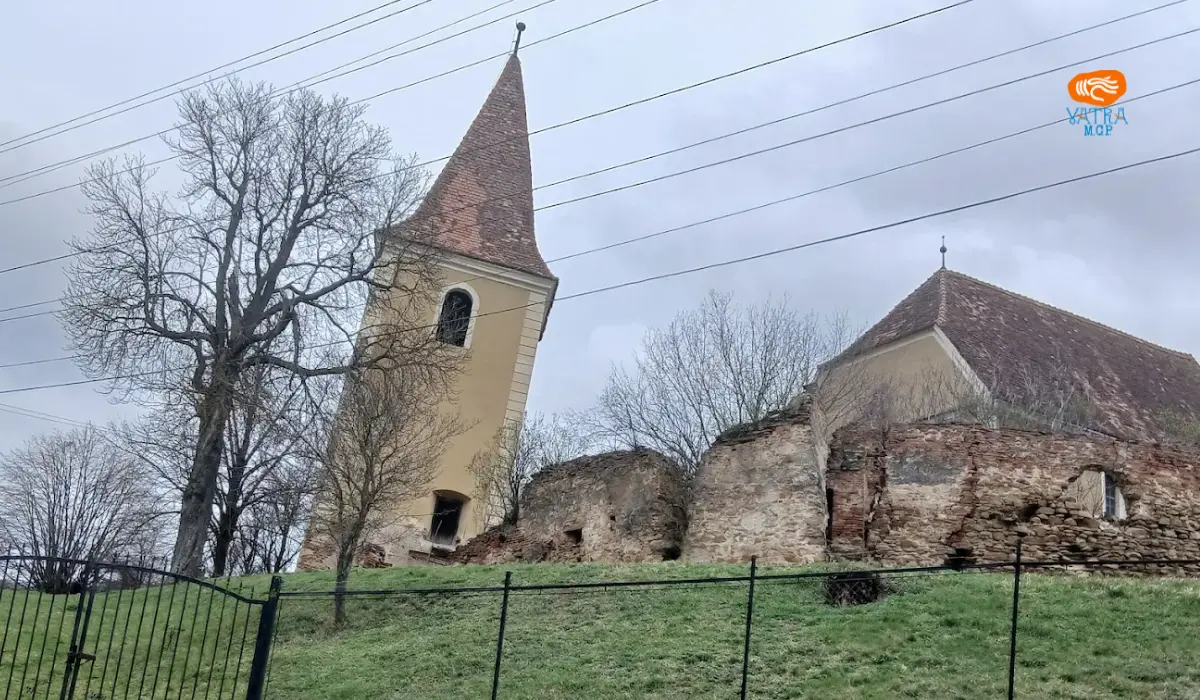 Biserica fortificată din Ruși