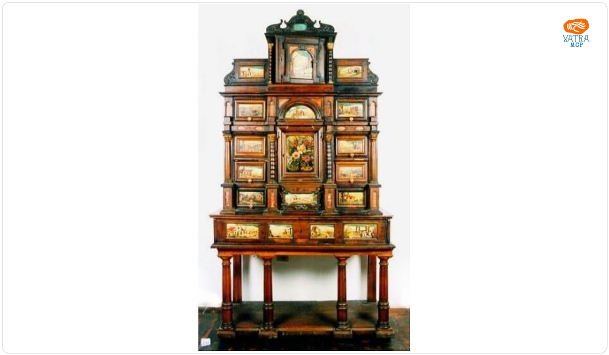 Cabinet monumental