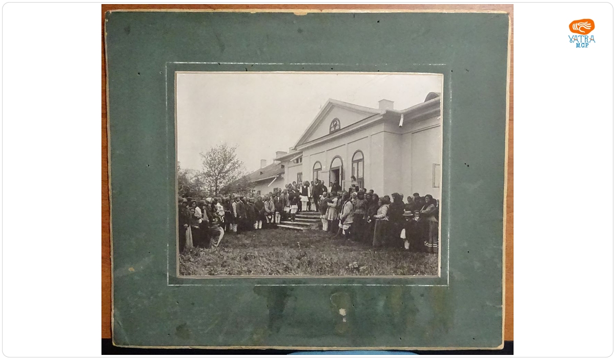 Tatăl lui George Enescu, Costache Enescu, înconjurat de un grup de țărani în fața casei din Cracalia