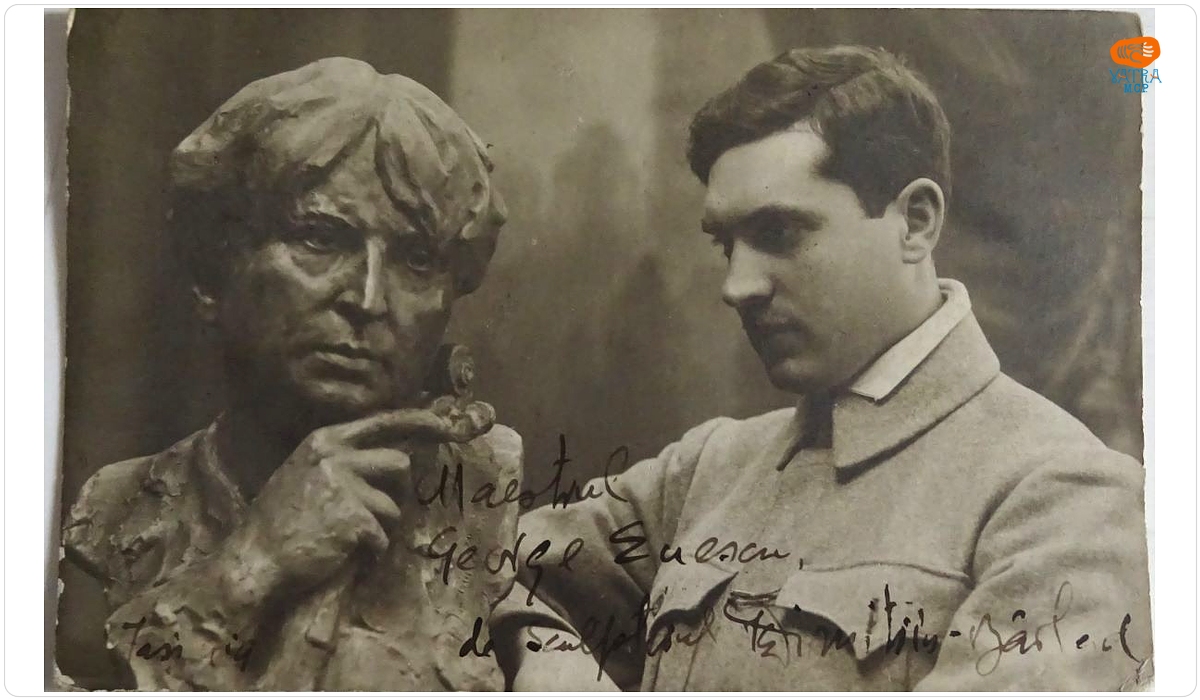 Sculptorul Ion C. Dimitriu-Bârlad lucrând la bustul lui George Enescu