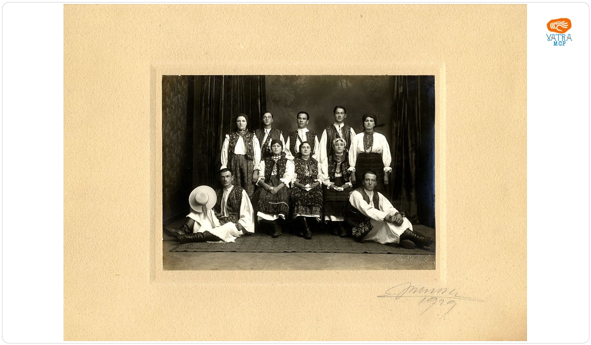Grup de localnici din zona etnografică Maramureș (comunele Berbești și Călinești), îmbrăcați în costume populare