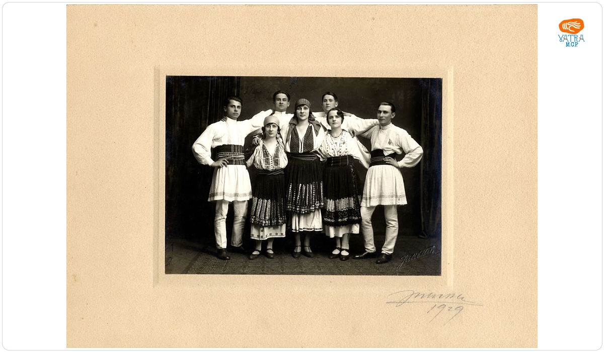 Atelier Julietta București — Grup de localnici din zona etnografică Mehedinți, îmbrăcați în costume populare
