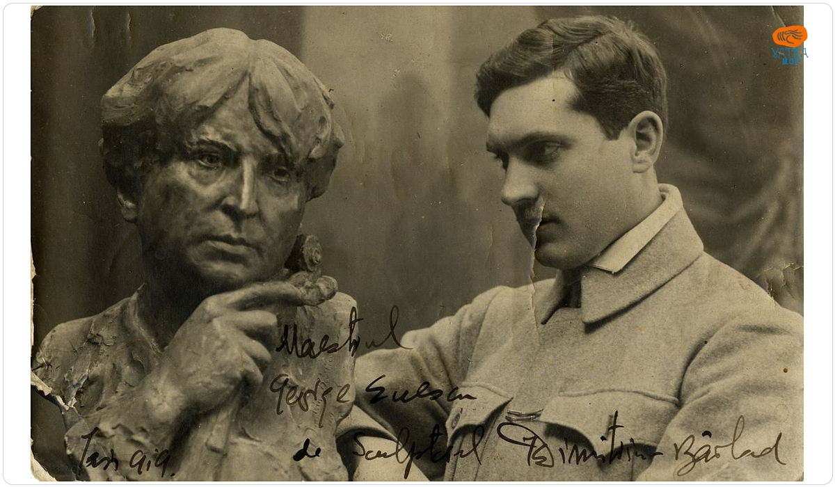 Sculptorul Ion C. Dimitriu-Bârlad, alături de bustul compozitorului George Enescu