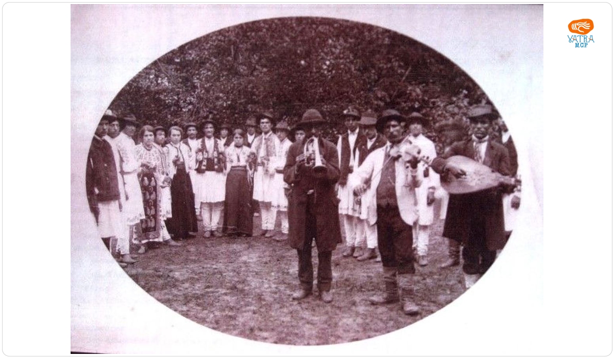 Grup de țărani cu taraf