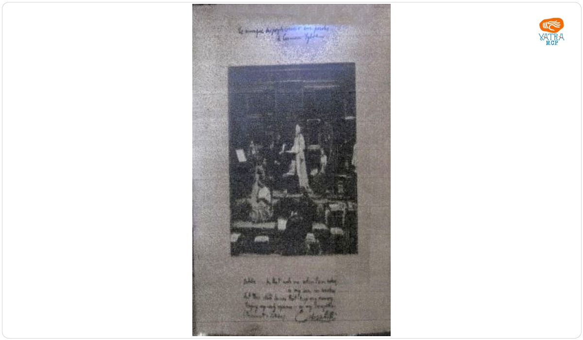 Regina Elisabeta în salonul de muzică de la Castelul Peleș
