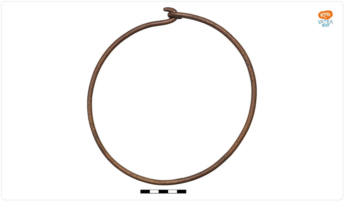 Colier (torques) cu capete simple și închidere