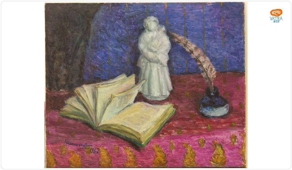 Natură moartă cu statuetă de porțelan și carte