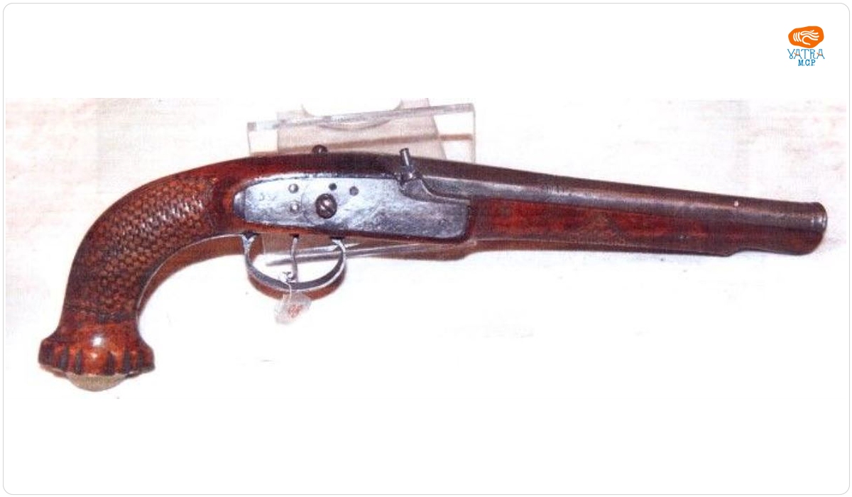 Pistol cu capse