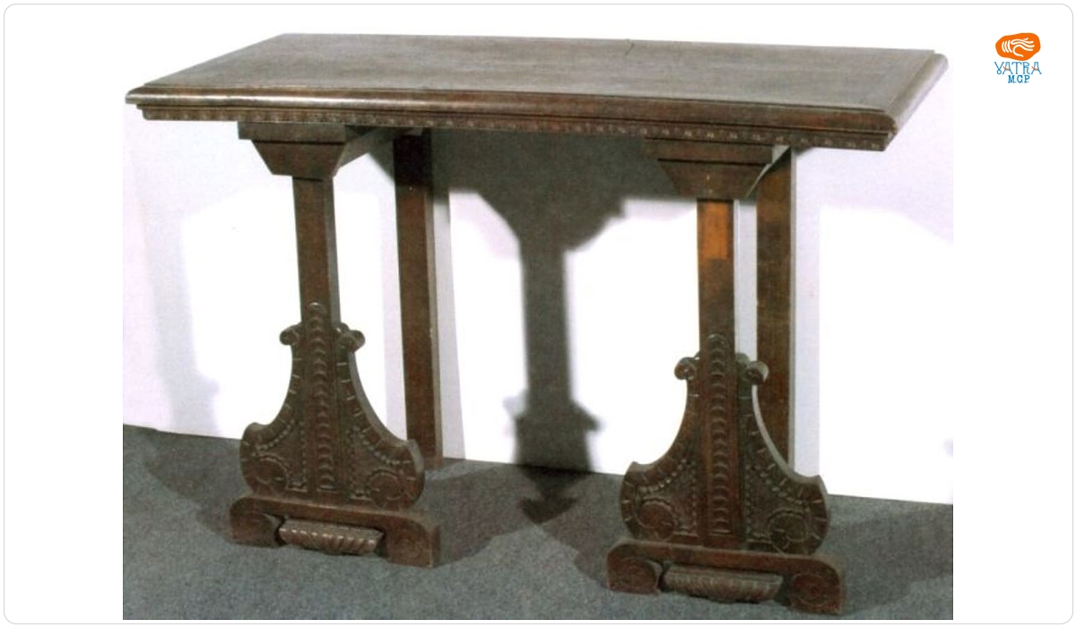 Masă sculptată