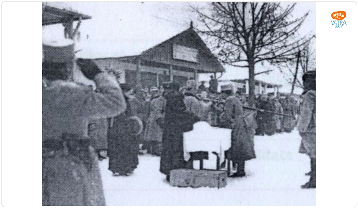 M.S. Regele decorând drapelul Regimentului 3 Vânători