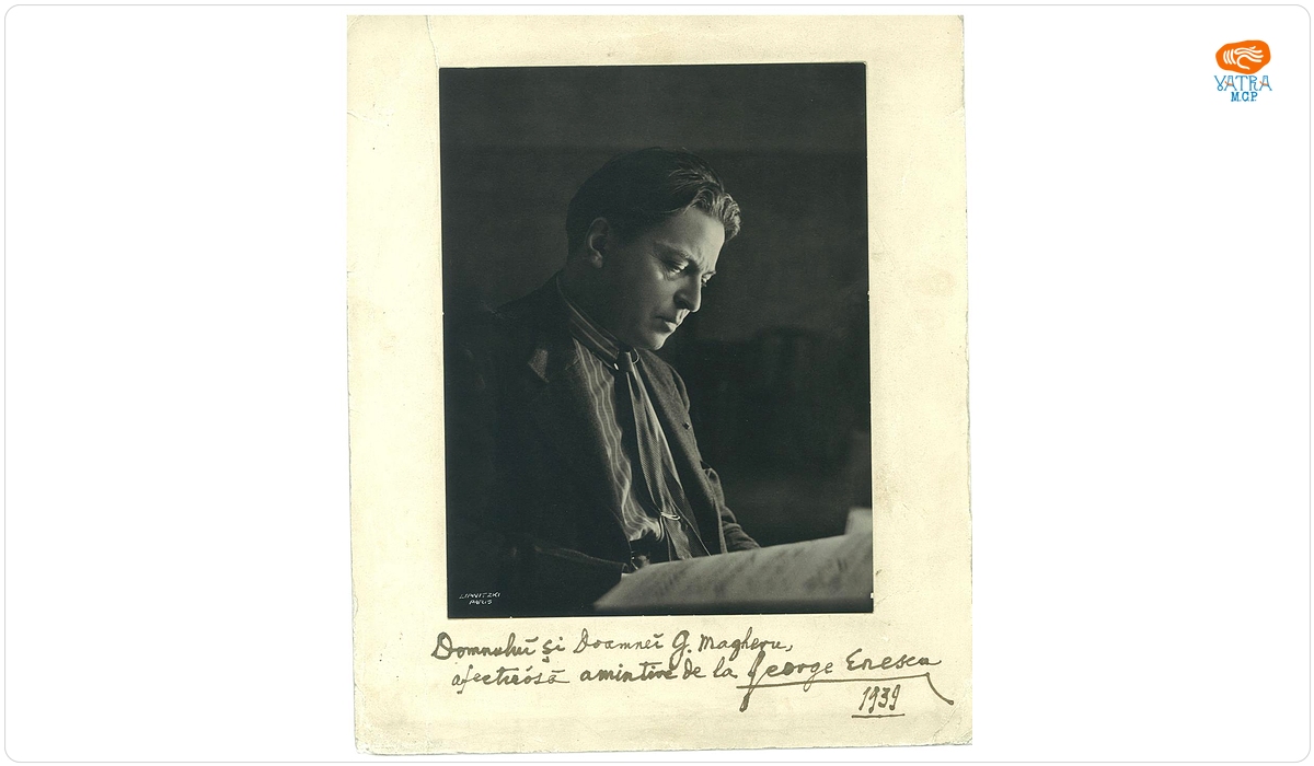 George Enescu studiind o partitură