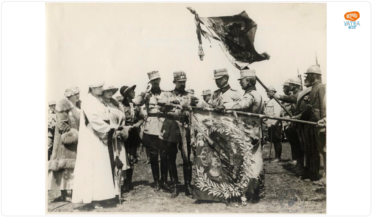 Regele Ferdinand decorând drapelul Regimentului 9 Vânători