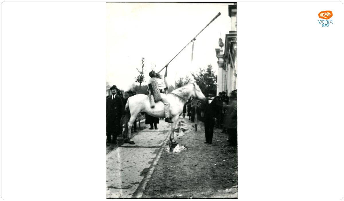 Unul dintre cei patru țărani care suflând în tulnic anunță începutul Ceremoniei de Încoronare
