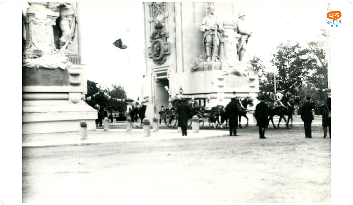 Regele Ferdinand I și Regina Maria, sub Arcul de Triumf (cel provizoriu, din 1922), cu ocazia Serbărilor Încoronării