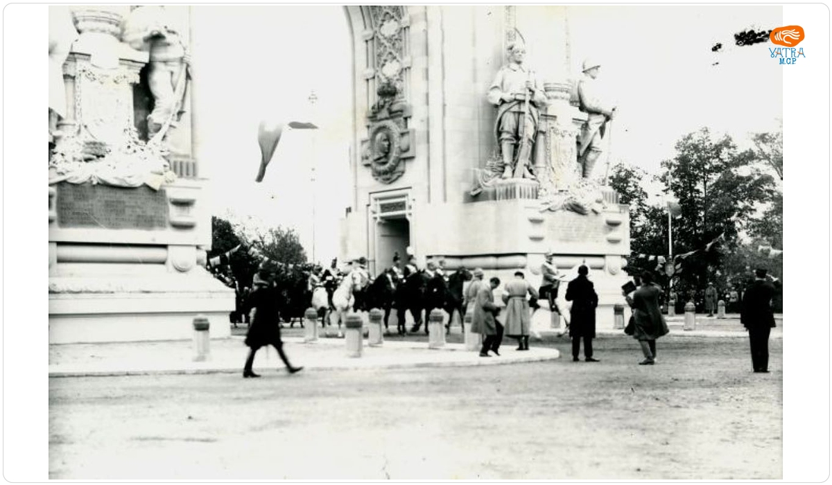 Începutul paradei din București, organizată cu ocazia Serbărilor Încoronării