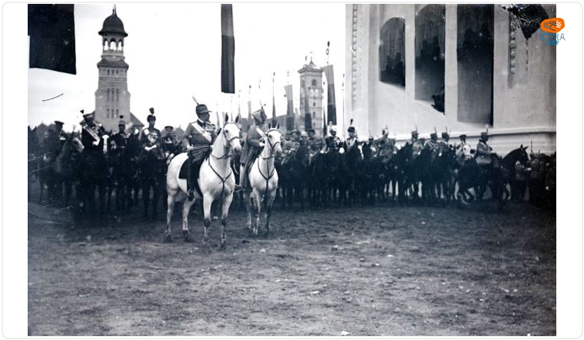 Regele Ferdinand și Regina Maria, călare, deschizând parada militară după încoronare