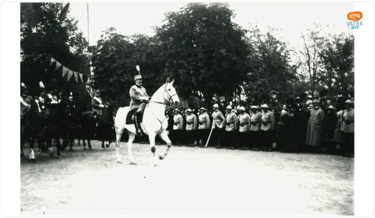 Regele Ferdinand pornind călare de la Gara Mogoșoaia spre Arcul de Triumf