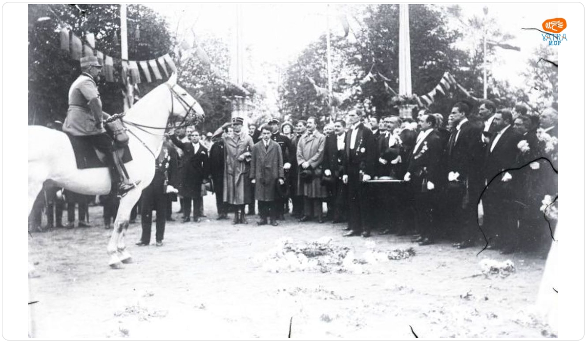 Regele Ferdinand I, călare, salutat de către un grup de civili și câțiva militari, înaintea slujbei din Catedrală