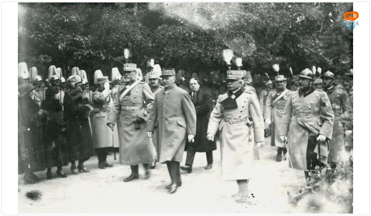 Mareșalul francez Ferdinand Foch salutat de către gardă
