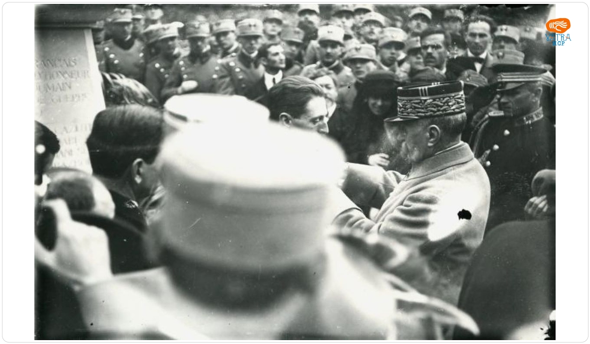 Mareșalul francez Ferdinad Foch la Arcul de Triumf, decorând un miltar român
