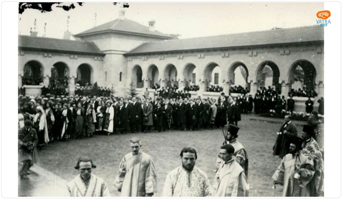 Mulțimea adunate în curtea Catedralei din Alba Iulia, în așteptarea ceremoniei de Încoronare