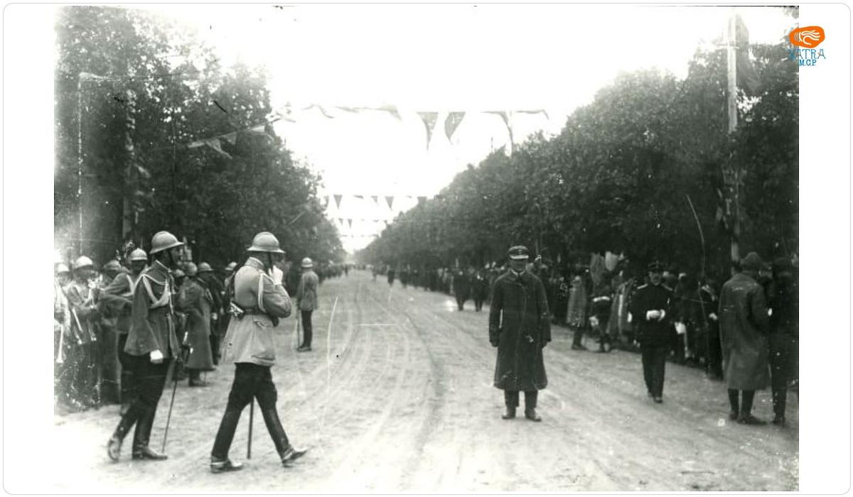 Mulțimea adunată pentru a privi parada de la Arcul de Triumf