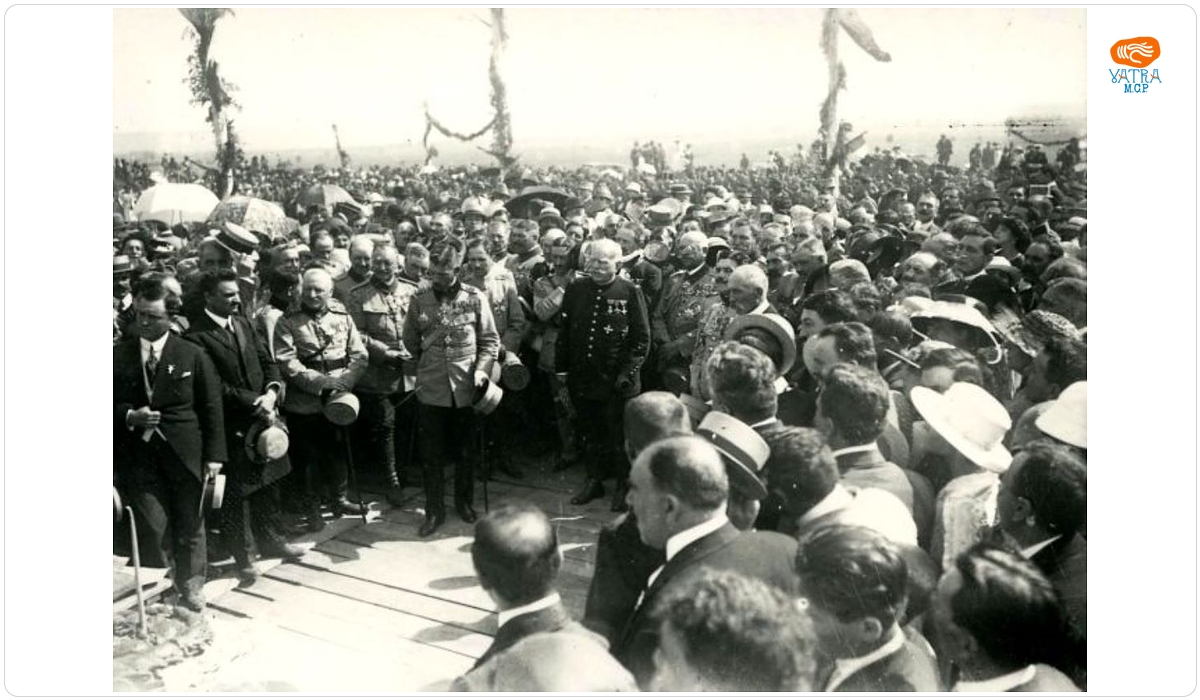 Regele Ferdinand I participând la o slujbă de pomenire a decedaților din Primul Război Mondial