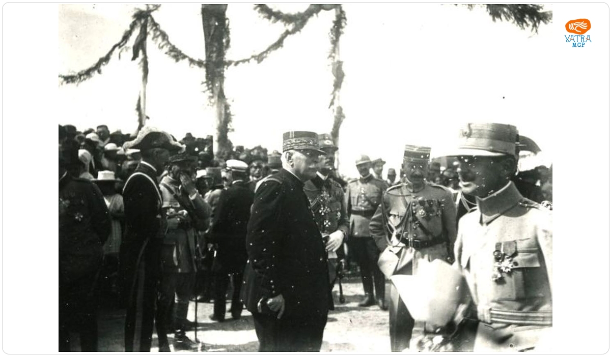 Grup de ofițeri francezi și români în spatele tribunei principale