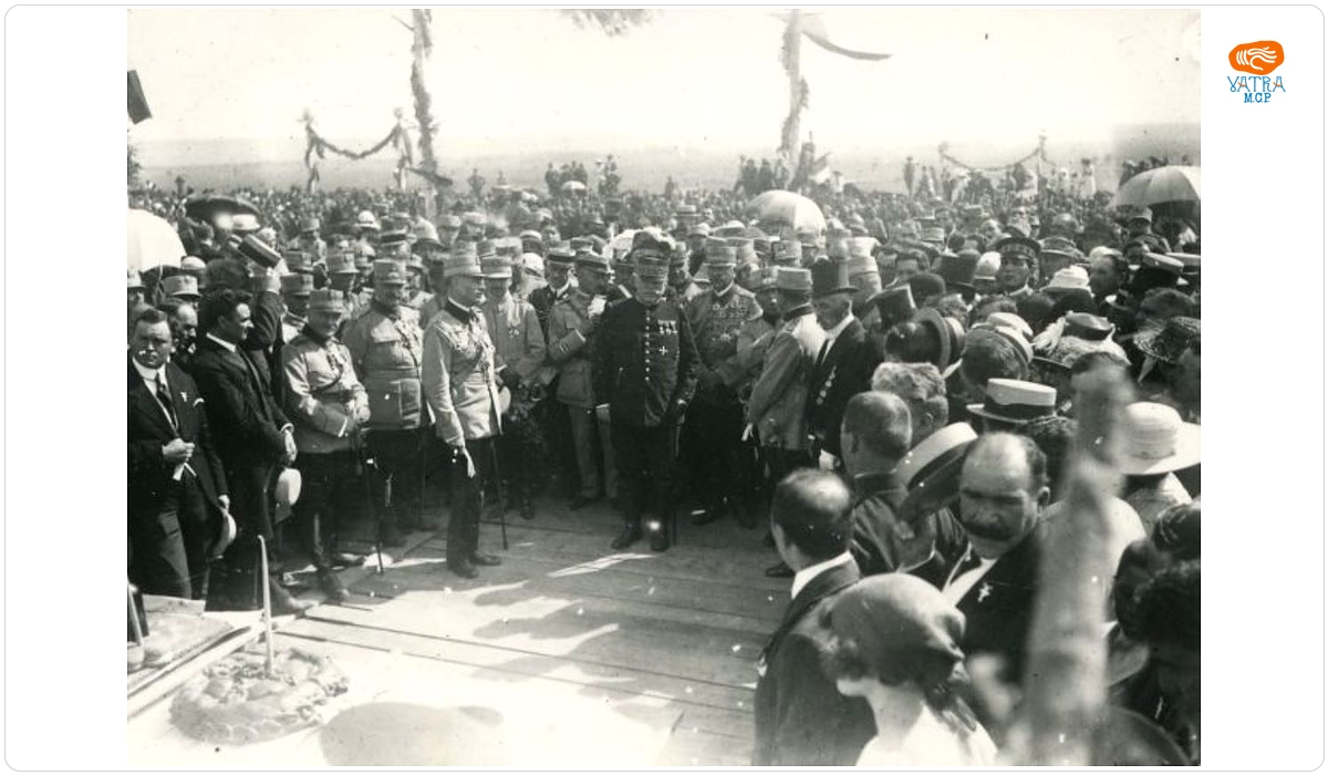 Grup de militari și civili în mijlocul cărora se află mareșalul francez Ferdinand Foch