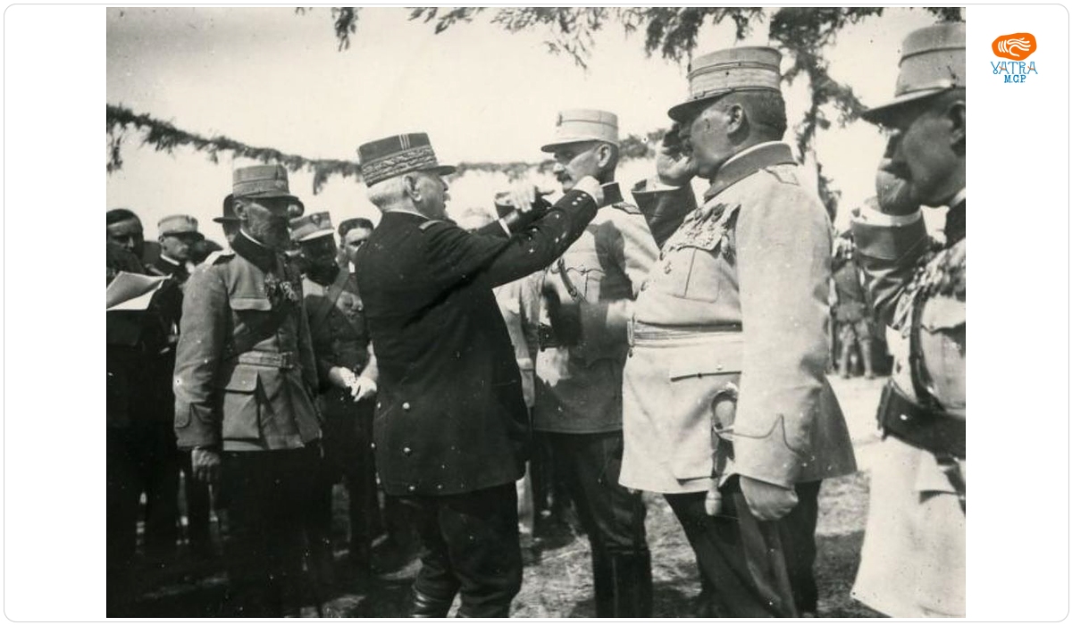 Mareșalul francez Ferdinand Foch decorând un ofițer român