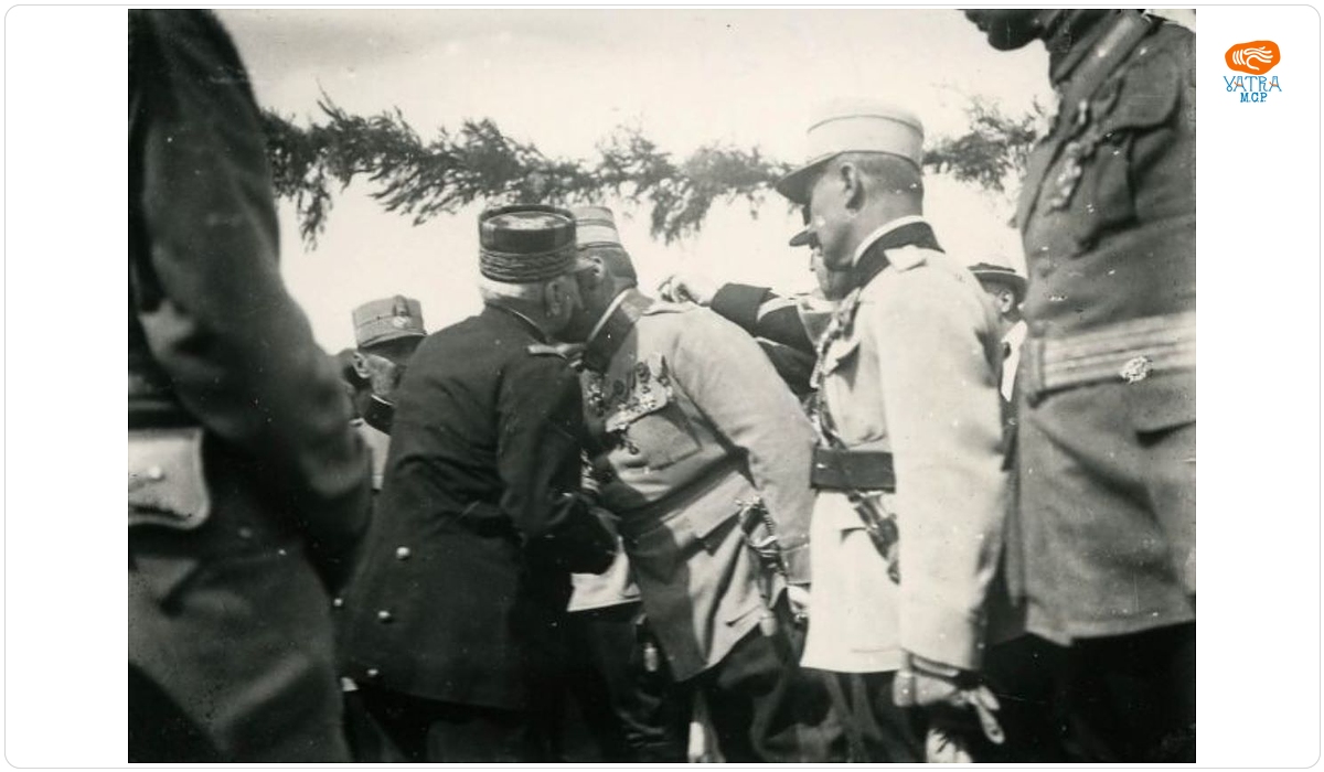 Mareșalul francez Ferdinand Foch îmbrățișează un ofițer român după ce l-a decorat