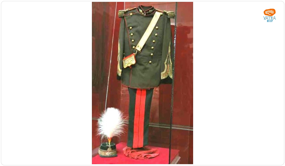 Uniformă de ceremonie, în grad de general de artilerie, care a aparținut Regelui Carol I