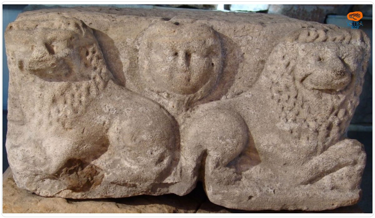 Bază patrulateră de monument funerar