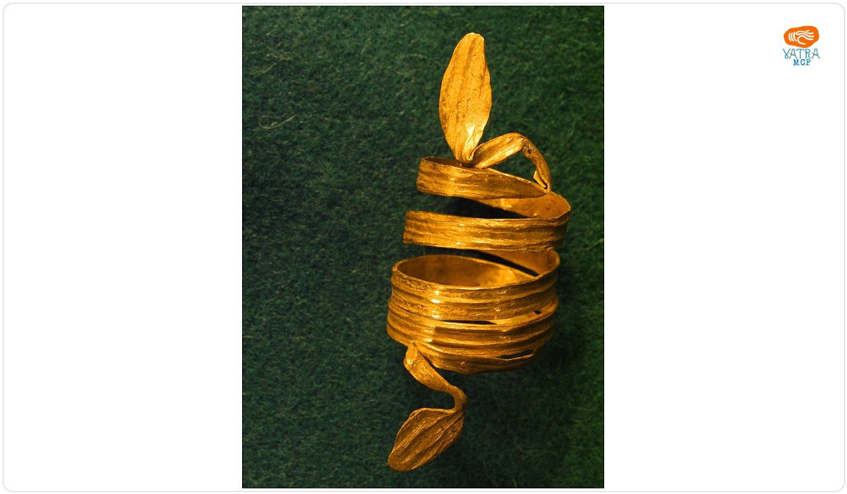 Inel spiralic cu capete în formă de șarpe