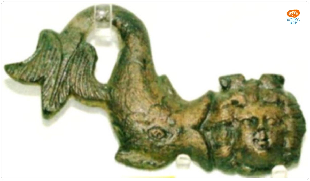 Delfin cu capul Meduzei în gură