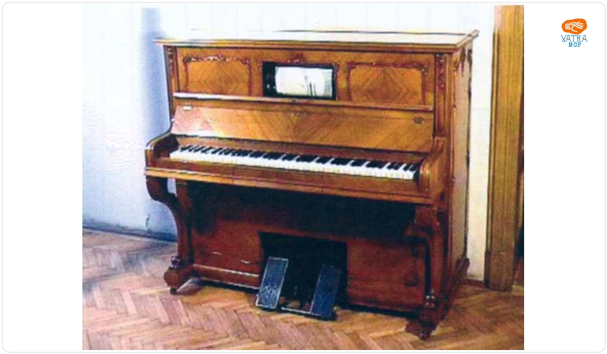Pianină cu pedale
