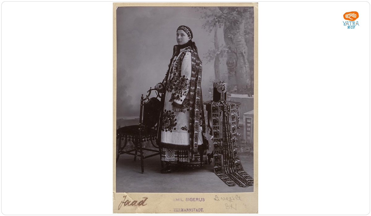 Tânără săsoaică în costum de sărbătoare