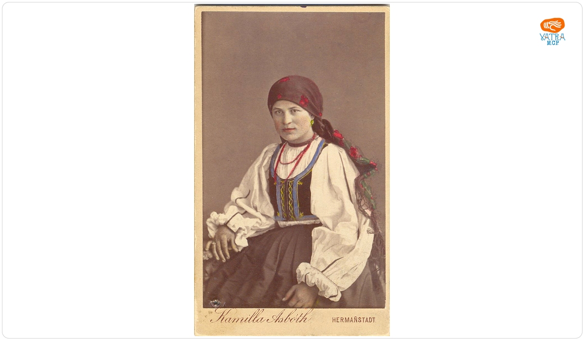 Tânără româncă în costum popular de sărbătoare din zona Sibiu