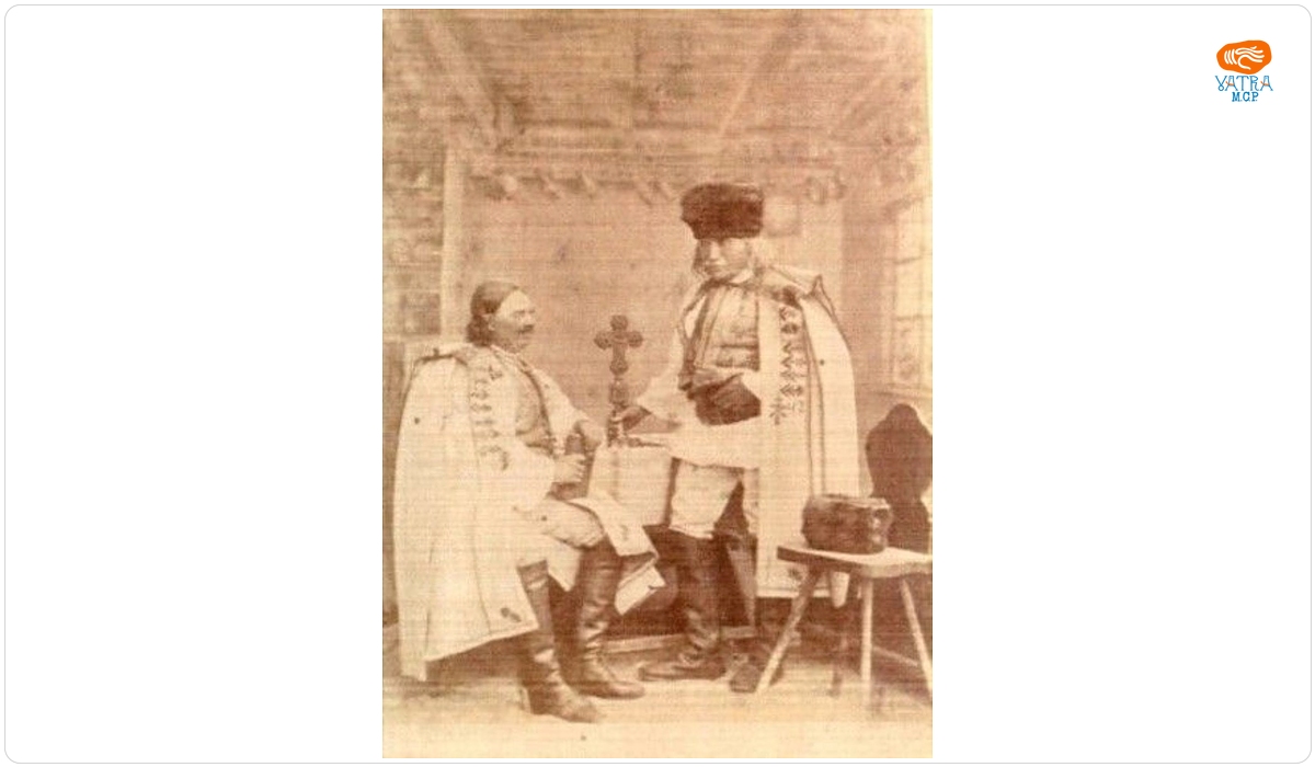Doi bărbați în costume populare săsești de sărbătoare