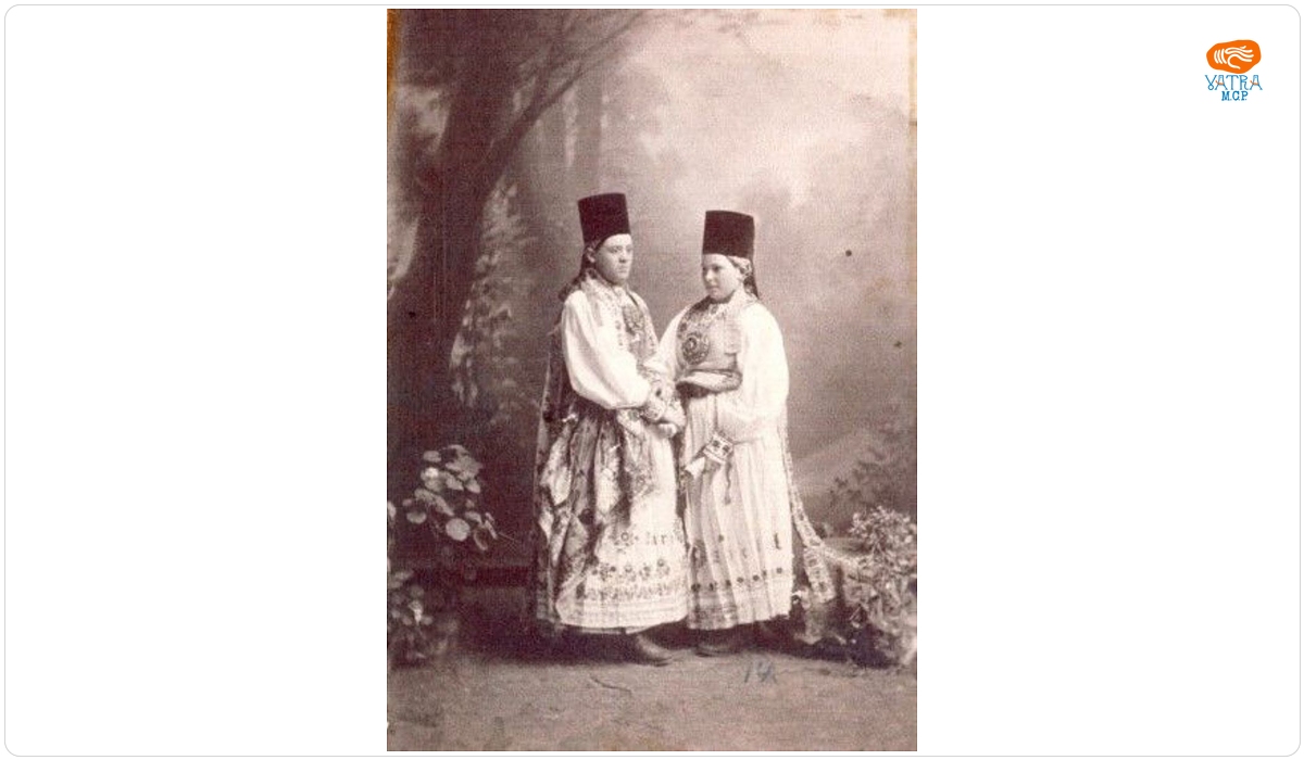 Două fete în costume săsești de sărbătoare din zona Sibiu