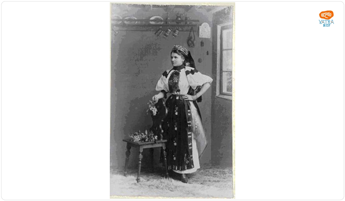 Tânără în costum popular maghiar de sărbătoare