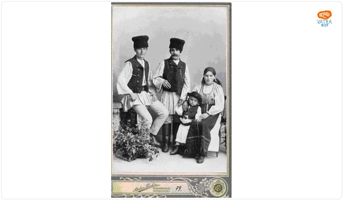 Grup de români îmbrăcați în costume populare de sărbătoare