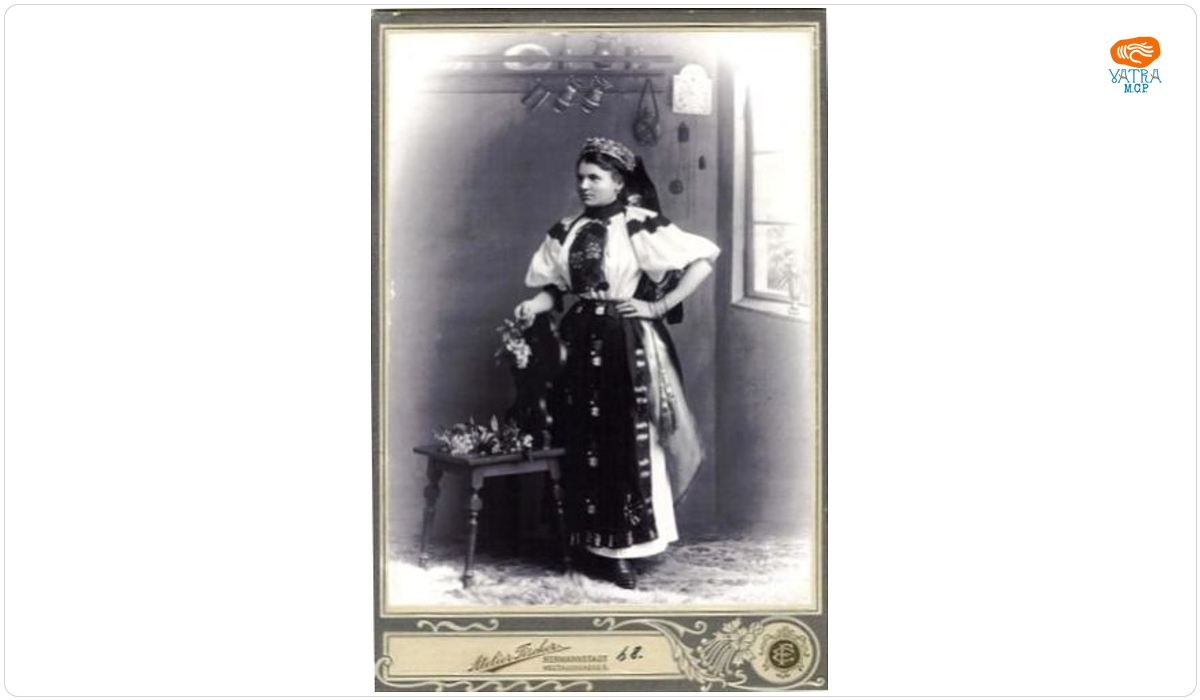 Tânără în costum popular maghiar de sărbătoare