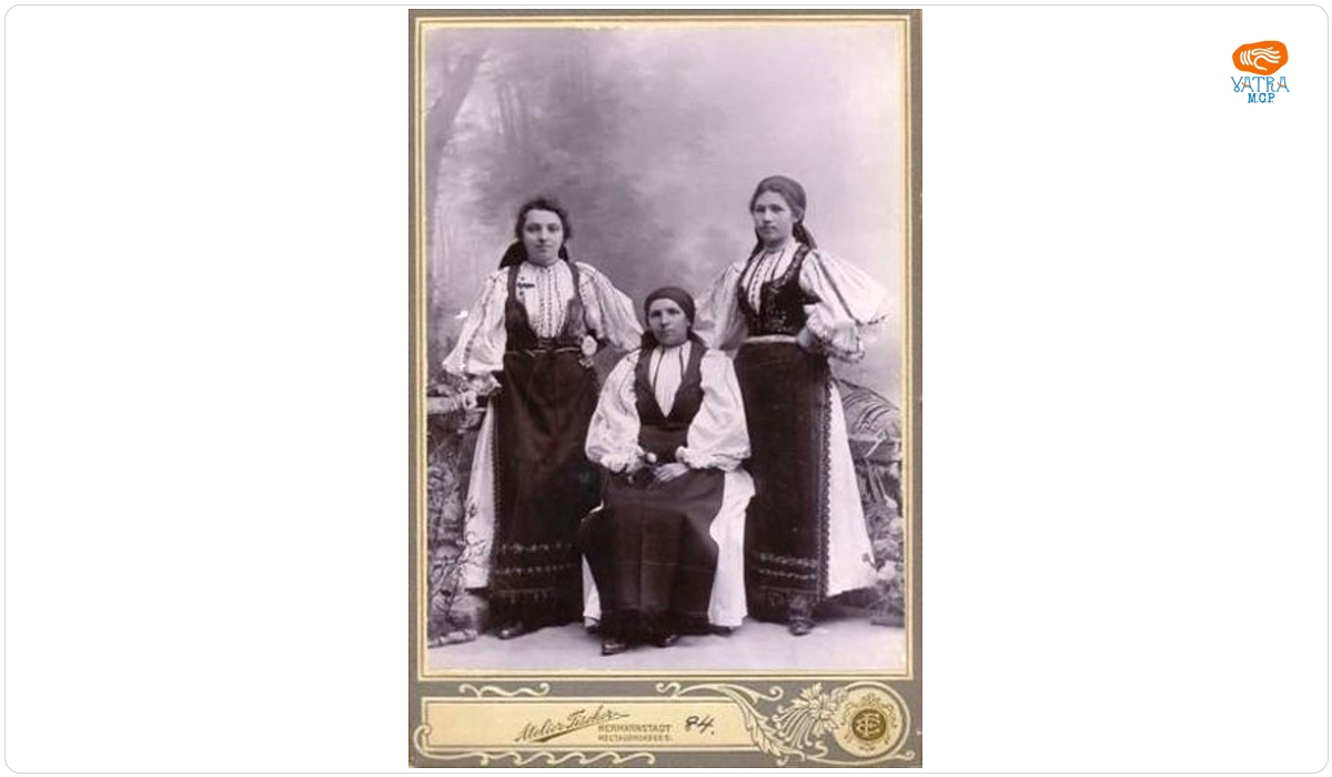 Grup de femei în port popular românesc de sărbătoare