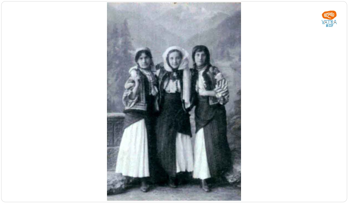Grup de trei fete îmbrăcate în costume populare românești de sărbătoare